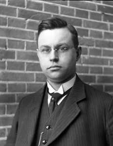 853616 Portret van Elias Johan Haanschoten, geboren Utrecht 17 mei 1895, arts, overleden Utrecht 3 maart 1962, in de ...